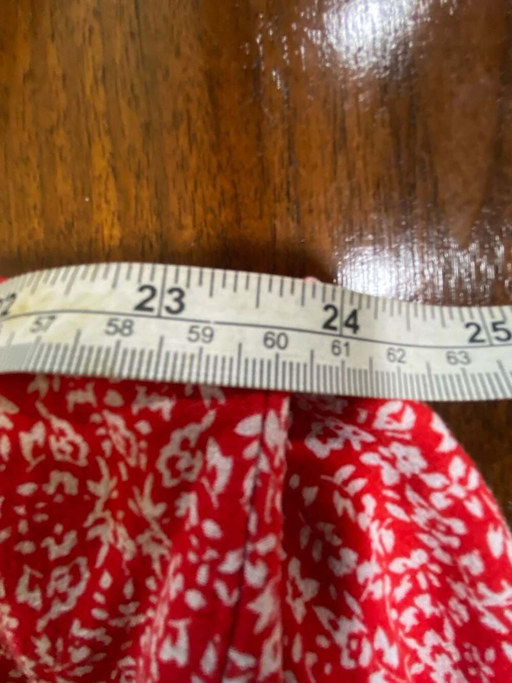Jones New York Red Floral Paisley Border V-Neck Tunic Top 24 pit to pit - Picture 7 of 7